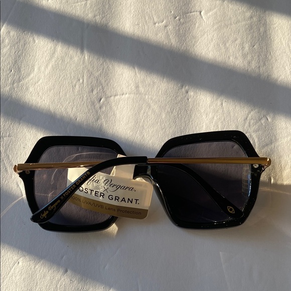 Sofia by Sofia Vergara Black Oversized Sunglasses - Picture 2 of 3